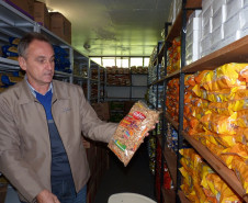 Parece um restaurante, mas é a merenda escolar do Colégio Estadual Presidente Castelo Branco, de Toledo, que agora é servida num buffet térmico. A novidade é fruto de uma parceria firmada entre o Núcleo Regional de Educação de Toledo e a Associação de Pais, Mestres e Funcionários (APMF) do colégio. 