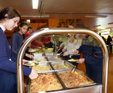 Parece um restaurante, mas é a merenda escolar do Colégio Estadual Presidente Castelo Branco, de Toledo, que agora é servida num buffet térmico. A novidade é fruto de uma parceria firmada entre o Núcleo Regional de Educação de Toledo e a Associação de Pais, Mestres e Funcionários (APMF) do colégio. 