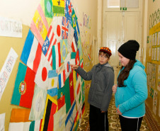 Exposição sobre a Copa do Mundo 2014 no Colegio Estadual Dom Pedro II, na foto os alunos Matheus Moralo Ferreira e Jiulia Lopes Zucon. 05-06-14.  