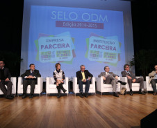 A Secretaria de Estado da Educação recebeu nessa quarta-feira (4) oito selos comemorativos por ter alcançado metas do milênio estabelecidas pela Organização das Nações Unidas (ONU). O prêmio é o resultado do trabalho desenvolvido na Vila da Cidadania, em Piraquara, na Região Metropolitana de Curitiba, com crianças e jovens em vulnerabilidade social. A premiação foi feita na Federação das Indústrias do Paraná (Fiep), em Curitiba.