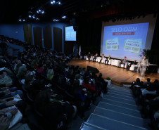 A Secretaria de Estado da Educação recebeu nessa quarta-feira (4) oito selos comemorativos por ter alcançado metas do milênio estabelecidas pela Organização das Nações Unidas (ONU). O prêmio é o resultado do trabalho desenvolvido na Vila da Cidadania, em Piraquara, na Região Metropolitana de Curitiba, com crianças e jovens em vulnerabilidade social. A premiação foi feita na Federação das Indústrias do Paraná (Fiep), em Curitiba.