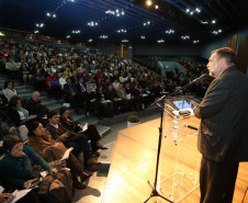 A Secretaria de Estado da Educação recebeu nessa quarta-feira (4) oito selos comemorativos por ter alcançado metas do milênio estabelecidas pela Organização das Nações Unidas (ONU). O prêmio é o resultado do trabalho desenvolvido na Vila da Cidadania, em Piraquara, na Região Metropolitana de Curitiba, com crianças e jovens em vulnerabilidade social. A premiação foi feita na Federação das Indústrias do Paraná (Fiep), em Curitiba.