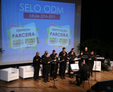 A Secretaria de Estado da Educação recebeu nessa quarta-feira (4) oito selos comemorativos por ter alcançado metas do milênio estabelecidas pela Organização das Nações Unidas (ONU). O prêmio é o resultado do trabalho desenvolvido na Vila da Cidadania, em Piraquara, na Região Metropolitana de Curitiba, com crianças e jovens em vulnerabilidade social. A premiação foi feita na Federação das Indústrias do Paraná (Fiep), em Curitiba.