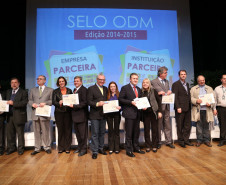 A Secretaria de Estado da Educação recebeu nessa quarta-feira (4) oito selos comemorativos por ter alcançado metas do milênio estabelecidas pela Organização das Nações Unidas (ONU). O prêmio é o resultado do trabalho desenvolvido na Vila da Cidadania, em Piraquara, na Região Metropolitana de Curitiba, com crianças e jovens em vulnerabilidade social. A premiação foi feita na Federação das Indústrias do Paraná (Fiep), em Curitiba.