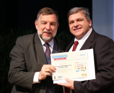 A Secretaria de Estado da Educação recebeu nessa quarta-feira (4) oito selos comemorativos por ter alcançado metas do milênio estabelecidas pela Organização das Nações Unidas (ONU). O prêmio é o resultado do trabalho desenvolvido na Vila da Cidadania, em Piraquara, na Região Metropolitana de Curitiba, com crianças e jovens em vulnerabilidade social. A premiação foi feita na Federação das Indústrias do Paraná (Fiep), em Curitiba.