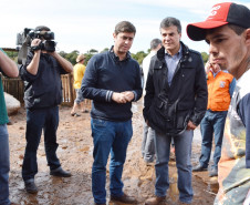 Governador Beto Richa, acompanhado do prefeito de Guarapuava, César Silvestri Filho, verifica os estragos causados pelas chuvas do fim de semana no município. 09/06/2014.