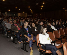 Encontro de grêmios estudantis e representantes de turmas do NRE da Área Metropolitana Norte reúne professores e alunos em Pinhais.