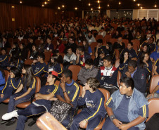 Encontro de grêmios estudantis e representantes de turmas do NRE da Área Metropolitana Norte reúne professores e alunos em Pinhais.