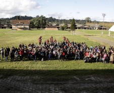 Encontro de grêmios estudantis e representantes de turmas do NRE da Área Metropolitana Norte reúne professores e alunos em Pinhais.
