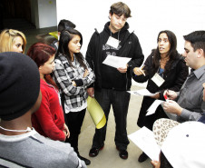 Encontro de grêmios estudantis e representantes de turmas do NRE da Área Metropolitana Norte reúne professores e alunos em Pinhais.