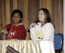 Encontro de grêmios estudantis e representantes de turmas do NRE da Área Metropolitana Norte reúne professores e alunos em Pinhais.