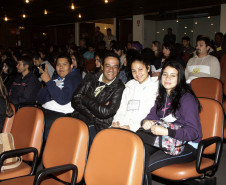 Encontro de grêmios estudantis e representantes de turmas do NRE da Área Metropolitana Norte reúne professores e alunos em Pinhais.
