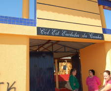 O Colégio Estadual Euclides da Cunha, em Matelândia, no Oeste do Paraná, completa 50 anos e comemora também a fase final das obras que estão renovando vários espaços da escola. O investimento do Governo do Estado é de quase R$ 700 mil e atende a uma antiga reivindicação da comunidade escolar. A obra beneficia mais de 1,1 mil alunos.