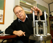 Os móveis e equipamentos usados pelos alunos nas escolas estaduais do Paraná passam por testes e análises antes de serem comprados pela Secretaria de Estado da Educação. Uma parceria entre o Instituto de Tecnologia do Paraná (Tecpar) e a Secretaria garante a qualidade dos móveis novos que chegam as 2,5 mil escolas estaduais e conveniadas do Paraná, na foto Ladislau Nelson. 11-05-14.