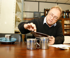 Os móveis e equipamentos usados pelos alunos nas escolas estaduais do Paraná passam por testes e análises antes de serem comprados pela Secretaria de Estado da Educação. Uma parceria entre o Instituto de Tecnologia do Paraná (Tecpar) e a Secretaria garante a qualidade dos móveis novos que chegam as 2,5 mil escolas estaduais e conveniadas do Paraná, na foto Ladislau Nelson. 11-05-14.  