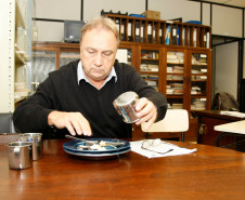 Os móveis e equipamentos usados pelos alunos nas escolas estaduais do Paraná passam por testes e análises antes de serem comprados pela Secretaria de Estado da Educação. Uma parceria entre o Instituto de Tecnologia do Paraná (Tecpar) e a Secretaria garante a qualidade dos móveis novos que chegam as 2,5 mil escolas estaduais e conveniadas do Paraná, na foto Ladislau Nelson. 11-05-14. 