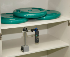 Os móveis e equipamentos usados pelos alunos nas escolas estaduais do Paraná passam por testes e análises antes de serem comprados pela Secretaria de Estado da Educação. Uma parceria entre o Instituto de Tecnologia do Paraná (Tecpar) e a Secretaria garante a qualidade dos móveis novos que chegam as 2,5 mil escolas estaduais e conveniadas do Paraná. 11-05-14.  