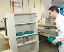 Os móveis e equipamentos usados pelos alunos nas escolas estaduais do Paraná passam por testes e análises antes de serem comprados pela Secretaria de Estado da Educação. Uma parceria entre o Instituto de Tecnologia do Paraná (Tecpar) e a Secretaria garante a qualidade dos móveis novos que chegam as 2,5 mil escolas estaduais e conveniadas do Paraná. 11-05-14.  