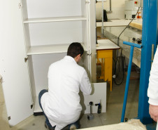 Os móveis e equipamentos usados pelos alunos nas escolas estaduais do Paraná passam por testes e análises antes de serem comprados pela Secretaria de Estado da Educação. Uma parceria entre o Instituto de Tecnologia do Paraná (Tecpar) e a Secretaria garante a qualidade dos móveis novos que chegam as 2,5 mil escolas estaduais e conveniadas do Paraná. 11-05-14.  