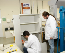 Os móveis e equipamentos usados pelos alunos nas escolas estaduais do Paraná passam por testes e análises antes de serem comprados pela Secretaria de Estado da Educação. Uma parceria entre o Instituto de Tecnologia do Paraná (Tecpar) e a Secretaria garante a qualidade dos móveis novos que chegam as 2,5 mil escolas estaduais e conveniadas do Paraná. 11-05-14.  