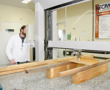 Os móveis e equipamentos usados pelos alunos nas escolas estaduais do Paraná passam por testes e análises antes de serem comprados pela Secretaria de Estado da Educação. Uma parceria entre o Instituto de Tecnologia do Paraná (Tecpar) e a Secretaria garante a qualidade dos móveis novos que chegam as 2,5 mil escolas estaduais e conveniadas do Paraná. 11-05-14.  