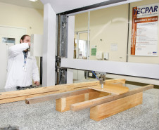 Os móveis e equipamentos usados pelos alunos nas escolas estaduais do Paraná passam por testes e análises antes de serem comprados pela Secretaria de Estado da Educação. Uma parceria entre o Instituto de Tecnologia do Paraná (Tecpar) e a Secretaria garante a qualidade dos móveis novos que chegam as 2,5 mil escolas estaduais e conveniadas do Paraná. 11-05-14.  