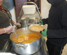 As merendeiras da Escola Estadual Pedro II, em Curitiba, organizaram um cardápio internacional com os alimentos da merenda escolar