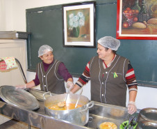 As merendeiras da Escola Estadual Pedro II, em Curitiba, organizaram um cardápio internacional com os alimentos da merenda escolar