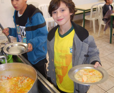 “Achei muito legal a ideia, assim eu aprendo mais sobre os pratos típicos”, falou o aluno do 7º ano, Victor Gabriel Gonçalves da Silva.