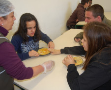 A estudante do 9º ano, Vitória Gisele de Ramos, não curte muito a Copa, mas aprovou a iniciativa do cardápio diferenciado. “Não ligo muito para a Copa, mas o prato servido hoje (aguado de galinha) eu adorei”, contou a aluna.