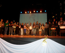 O palco do Centro Cultural Gilberto Mayer, de Cascavel, esteve repleto de grandes talentos musicais na noite de quarta-feira (11), no lançamento do disco do Festival Artístico da Canção Estudantil (FACE), edição de 2013. As 15 canções que compõem o repertório foram apresentadas às autoridades, diretores, professores, funcionários, equipe do Núcleo da Educação, pais e amigos dos alunos que gravaram o disco.