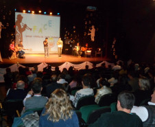 O palco do Centro Cultural Gilberto Mayer, de Cascavel, esteve repleto de grandes talentos musicais na noite de quarta-feira (11), no lançamento do disco do Festival Artístico da Canção Estudantil (FACE), edição de 2013. As 15 canções que compõem o repertório foram apresentadas às autoridades, diretores, professores, funcionários, equipe do Núcleo da Educação, pais e amigos dos alunos que gravaram o disco.