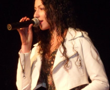 O palco do Centro Cultural Gilberto Mayer, de Cascavel, esteve repleto de grandes talentos musicais na noite de quarta-feira (11), no lançamento do disco do Festival Artístico da Canção Estudantil (FACE), edição de 2013. As 15 canções que compõem o repertório foram apresentadas às autoridades, diretores, professores, funcionários, equipe do Núcleo da Educação, pais e amigos dos alunos que gravaram o disco.