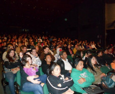 O palco do Centro Cultural Gilberto Mayer, de Cascavel, esteve repleto de grandes talentos musicais na noite de quarta-feira (11), no lançamento do disco do Festival Artístico da Canção Estudantil (FACE), edição de 2013. As 15 canções que compõem o repertório foram apresentadas às autoridades, diretores, professores, funcionários, equipe do Núcleo da Educação, pais e amigos dos alunos que gravaram o disco.