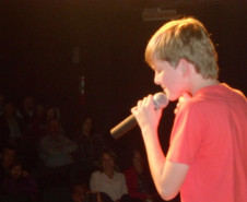 O palco do Centro Cultural Gilberto Mayer, de Cascavel, esteve repleto de grandes talentos musicais na noite de quarta-feira (11), no lançamento do disco do Festival Artístico da Canção Estudantil (FACE), edição de 2013. As 15 canções que compõem o repertório foram apresentadas às autoridades, diretores, professores, funcionários, equipe do Núcleo da Educação, pais e amigos dos alunos que gravaram o disco.