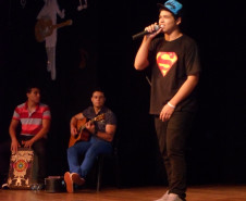 O palco do Centro Cultural Gilberto Mayer, de Cascavel, esteve repleto de grandes talentos musicais na noite de quarta-feira (11), no lançamento do disco do Festival Artístico da Canção Estudantil (FACE), edição de 2013. As 15 canções que compõem o repertório foram apresentadas às autoridades, diretores, professores, funcionários, equipe do Núcleo da Educação, pais e amigos dos alunos que gravaram o disco.