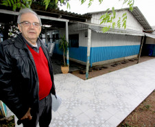 Colégio Estadual Padre Antonio Vieira, em São José dos Pinhais. O diretor Luiz Carlos Marques mostra a caixa de eletricidade e a calçada construída com os recursos do Fundo Rotativo.
São José dos Pinhais, 26/05/209.