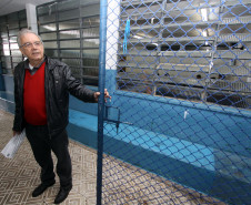 Colégio Estadual Padre Antonio Vieira, em São José dos Pinhais. O diretor Luiz Carlos Marques mostra o portão de acesso ao pátio construído com recursos do Fundo Rotativo.
São José dos Pinhais, 26/05/2014.