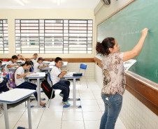 Professores e funcionários da rede estadual de educação receberão, no dia 30 deste mês, a primeira das três parcelas do pagamento das progressões e promoções acumuladas. As outras parcelas serão depositadas em agosto e novembro.

O pagamento seguirá calendário estabelecido pela Secretaria de Estado da Administração. Nessa primeira parcela será priorizado o pagamento dos acumulados nas folhas de abril, agosto e outubro de 2013.