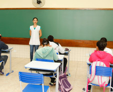 Professores e funcionários da rede estadual de educação receberão, no dia 30 deste mês, a primeira das três parcelas do pagamento das progressões e promoções acumuladas. As outras parcelas serão depositadas em agosto e novembro.

O pagamento seguirá calendário estabelecido pela Secretaria de Estado da Administração. Nessa primeira parcela será priorizado o pagamento dos acumulados nas folhas de abril, agosto e outubro de 2013.