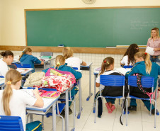Professores e funcionários da rede estadual de educação receberão, no dia 30 deste mês, a primeira das três parcelas do pagamento das progressões e promoções acumuladas. As outras parcelas serão depositadas em agosto e novembro.

O pagamento seguirá calendário estabelecido pela Secretaria de Estado da Administração. Nessa primeira parcela será priorizado o pagamento dos acumulados nas folhas de abril, agosto e outubro de 2013.