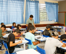 Professores e funcionários da rede estadual de educação receberão, no dia 30 deste mês, a primeira das três parcelas do pagamento das progressões e promoções acumuladas. As outras parcelas serão depositadas em agosto e novembro.

O pagamento seguirá calendário estabelecido pela Secretaria de Estado da Administração. Nessa primeira parcela será priorizado o pagamento dos acumulados nas folhas de abril, agosto e outubro de 2013.