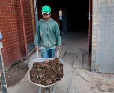 O Colégio Estadual Ambrósio Bini, em Almirante Tamandaré, na Região Metropolitana de Curitiba. está quase pronto para receber os alunos. Depois de mais de 10 anos de abandono do prédio, o governador Beto Richa contratou serviços especializados para recuperação do maior colégio do município. O investimento de R$ 1,8 milhão beneficiará mil alunos.