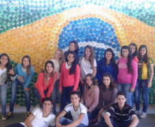Professores do Centro de Línguas Estrangeiras Modernas (Celem) da rede estadual de ensino estão aproveitando a Copa do Mundo para o aprendizado dos alunos. A professora Lais Moreno do Colégio Estadual João Marques da Silveira, em Quatigá, abordou a cultura dos países latino-americanos participantes do mundial e aspectos sociais referentes aos jogos. No colégio, os alunos fizeram uma bandeira do Brasil com garrafas PET. 