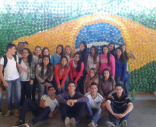 Professores do Centro de Línguas Estrangeiras Modernas (Celem) da rede estadual de ensino estão aproveitando a Copa do Mundo para o aprendizado dos alunos. A professora Lais Moreno do Colégio Estadual João Marques da Silveira, em Quatigá, abordou a cultura dos países latino-americanos participantes do mundial e aspectos sociais referentes aos jogos. No colégio, os alunos fizeram uma bandeira do Brasil com garrafas PET. 