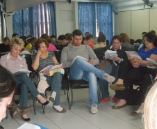 As Universidades Estaduais e as Federais do Paraná começaram nesta semana os encontros com os Núcleos Regionais de Educação e com os orientadores de estudo responsáveis pela formação dos professores inscritos no Pacto pelo Fortalecimento de Ensino Médio.
