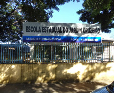 Para contribuir com a formação de alunos mais críticos, a Escola Estadual Jardim Cruzeiro, em Umuarama, promoveu em neste mês uma palestra sobre educação fiscal, com a presença da auditora da Receita Estadual Valéria Galdeano. Participaram cerca de 50 alunos e professores. A ação faz parte do trabalho final de curso desenvolvido pela diretora da escola, Valdelice Bento Fontes.