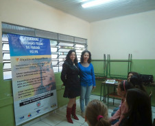 Para contribuir com a formação de alunos mais críticos, a Escola Estadual Jardim Cruzeiro, em Umuarama, promoveu em neste mês uma palestra sobre educação fiscal, com a presença da auditora da Receita Estadual Valéria Galdeano. Participaram cerca de 50 alunos e professores. A ação faz parte do trabalho final de curso desenvolvido pela diretora da escola, Valdelice Bento Fontes.