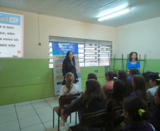 Para contribuir com a formação de alunos mais críticos, a Escola Estadual Jardim Cruzeiro, em Umuarama, promoveu em neste mês uma palestra sobre educação fiscal, com a presença da auditora da Receita Estadual Valéria Galdeano. Participaram cerca de 50 alunos e professores. A ação faz parte do trabalho final de curso desenvolvido pela diretora da escola, Valdelice Bento Fontes.