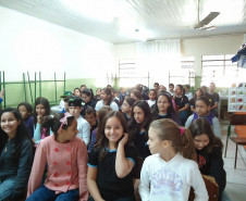 Para contribuir com a formação de alunos mais críticos, a Escola Estadual Jardim Cruzeiro, em Umuarama, promoveu em neste mês uma palestra sobre educação fiscal, com a presença da auditora da Receita Estadual Valéria Galdeano. Participaram cerca de 50 alunos e professores. A ação faz parte do trabalho final de curso desenvolvido pela diretora da escola, Valdelice Bento Fontes.